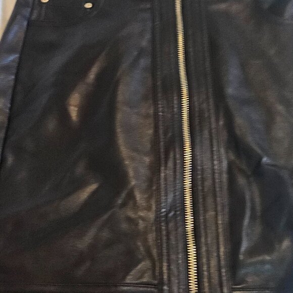 Guess Pleather Miniskirt Women's US Size (0) Soft With Gold Detailing - Picture 13 of 14